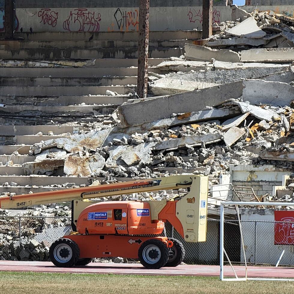 Así lucen ahora las gradas clausuradas del estadio Sixto Escobar tras el colapso parcial del techo.