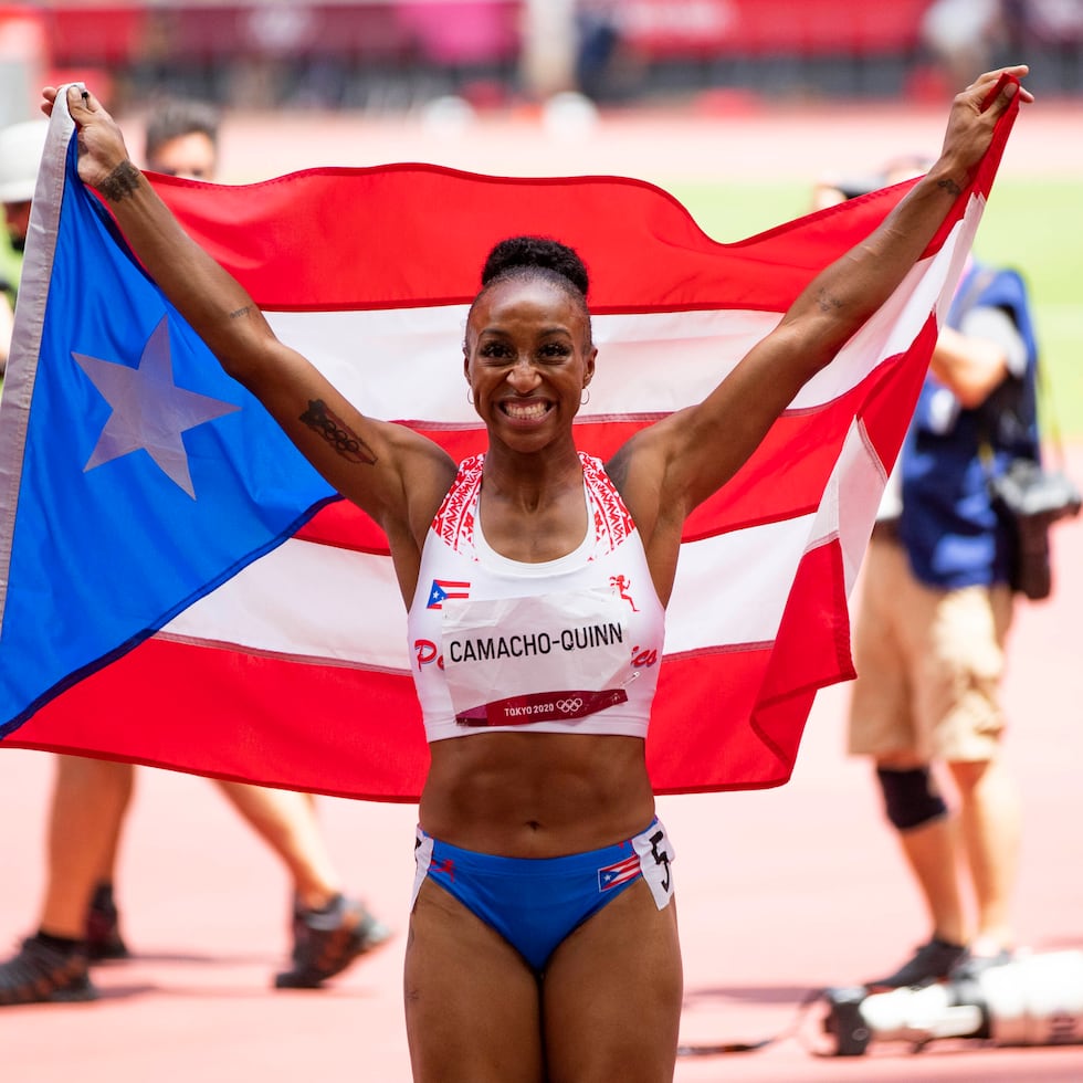 Jasmine Camacho-Quinn con la bandera de Puerto Rico tras ganar el oro en los 100 metros con vallas en los Juegos Olímpicos de Tokio.
