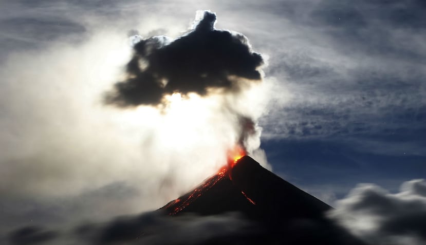 La erupción de un volcán puede ocasionar grandes daños ya que arroja lava, magma y material volcánico que puede viajar a varias millas de distancia. (AP)