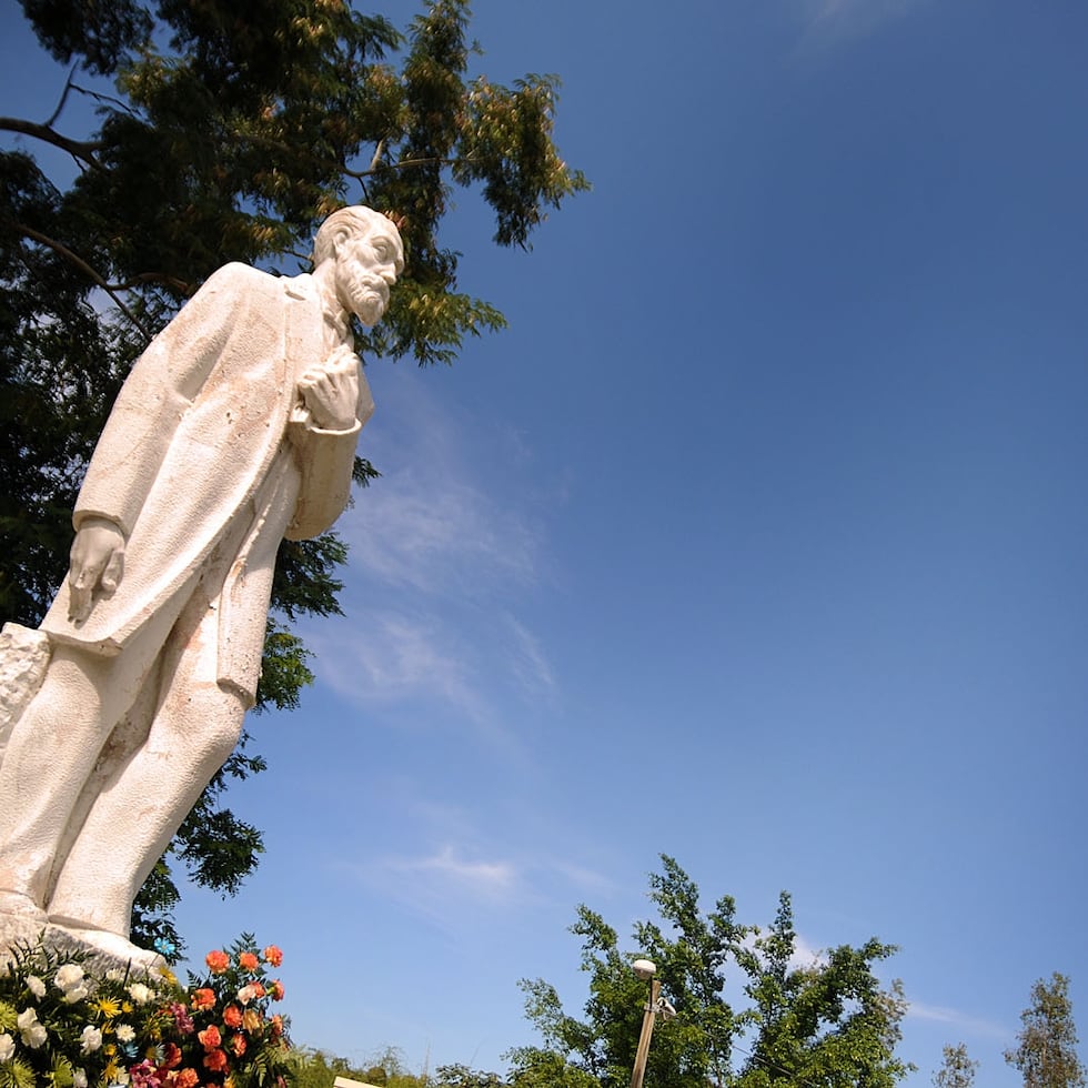 01/11/2010 Mayaguez, Puerto Rico- Eventos donde se celebro el natalicio del procer puertorriqueno, Eugenio Maria de Hostos. El municipio de Mayaguez, tuvo su  conmemoracion en la estatua del procer que ubica en la carretera #2 donde el alcalde, Jose Guillermo Rodriguez  junto al consul de Republica Dominicana Frank Nicomedes Perez, pusieron un arreglo floral en el monumento. El Nuevo Movimiento Independentista Hostosiano  , celebro una actividad que fue dedicda a Juan Mari Bras, al lider laboral, Pedro Grant y a los ninos de Villa del Sol, esto fue en el centro cultural del pueblo de Mayaguez.Estatua de Hostos donde el municipio de Mayaguez celebro la conmemoracion del natalico del procer de puertorriqueno poniendo un arreglor floral.
(Foto por Olimpo Ramos*2010*)