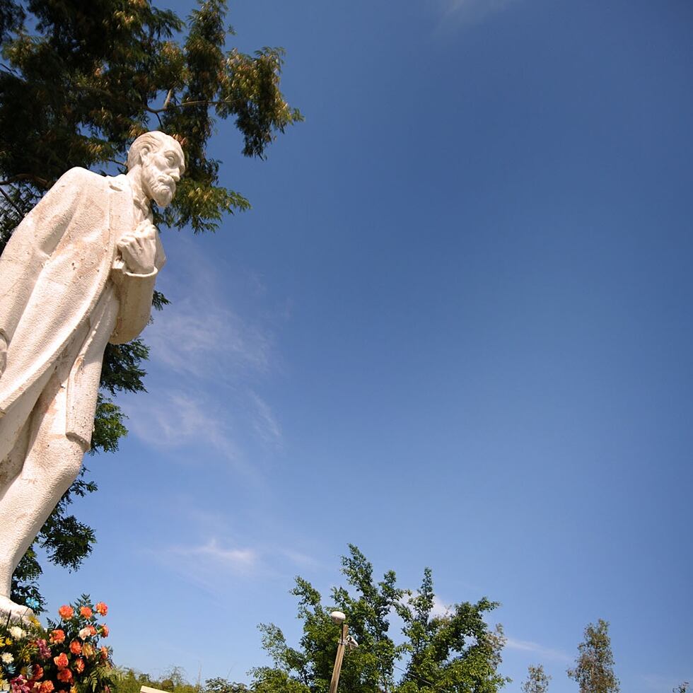 01/11/2010 Mayaguez, Puerto Rico- Eventos donde se celebro el natalicio del procer puertorriqueno, Eugenio Maria de Hostos. El municipio de Mayaguez, tuvo su  conmemoracion en la estatua del procer que ubica en la carretera #2 donde el alcalde, Jose Guillermo Rodriguez  junto al consul de Republica Dominicana Frank Nicomedes Perez, pusieron un arreglo floral en el monumento. El Nuevo Movimiento Independentista Hostosiano  , celebro una actividad que fue dedicda a Juan Mari Bras, al lider laboral, Pedro Grant y a los ninos de Villa del Sol, esto fue en el centro cultural del pueblo de Mayaguez.Estatua de Hostos donde el municipio de Mayaguez celebro la conmemoracion del natalico del procer de puertorriqueno poniendo un arreglor floral.
(Foto por Olimpo Ramos*2010*)