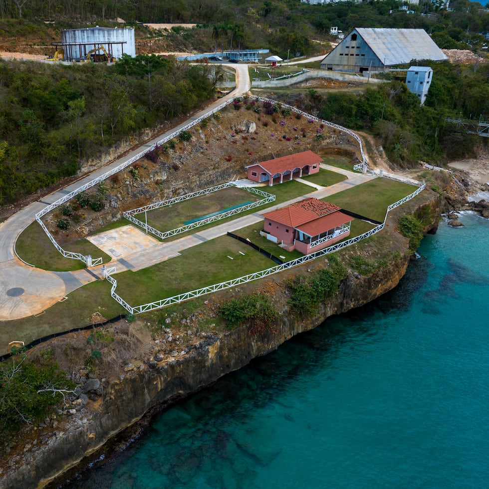 Foto aérea de las estructuras en la zona de Cueva Las Golondrinas en Aguadilla.