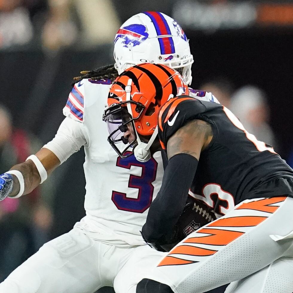 Tee Higgins, receptor de los Bengals de Cincinnati, antes de chocar con Damar Hamlin, safety de los Bills de Buffalo.