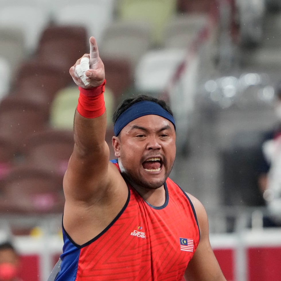 El lanzador de bala malasio Muhammad Ziyad Zolkefli reacciona tras competir en la final de la disciplina F20 en los Juegos Paralímpicos de Tokyo 2020.