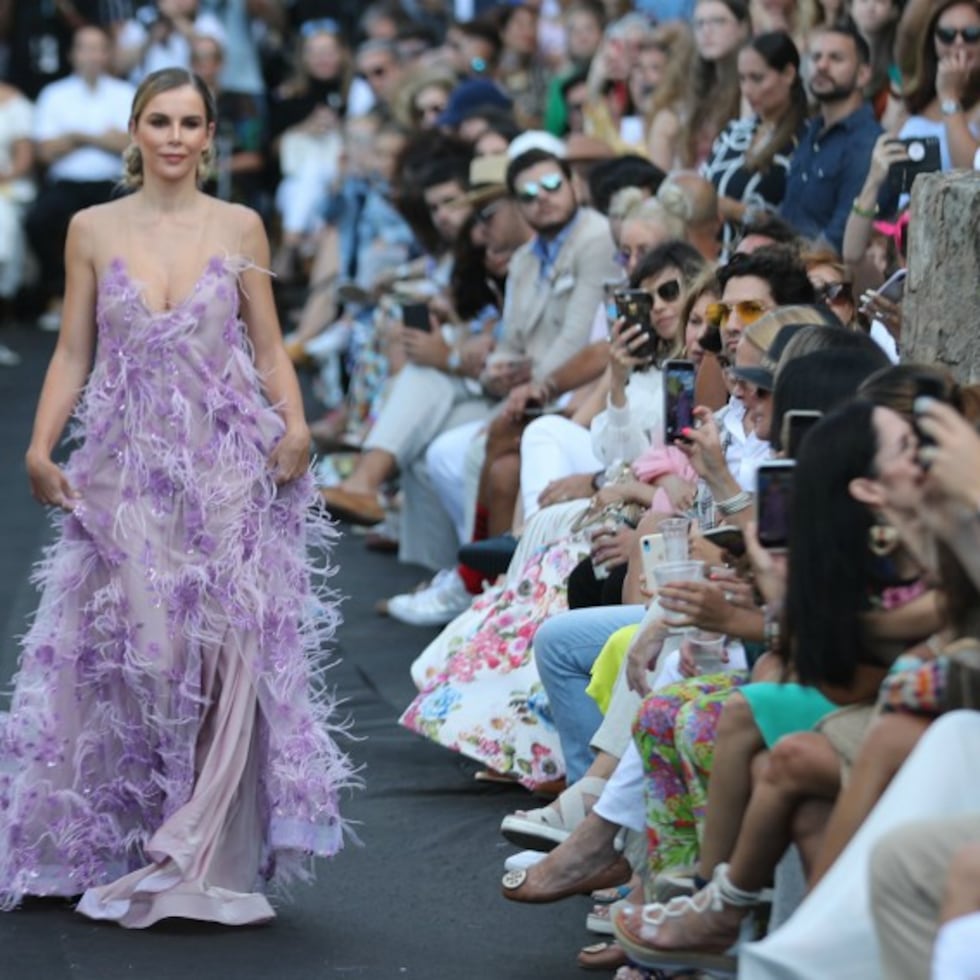 López lució un vestido lila largo “strapless” con detalles en plumas y pedrería. (Juan Luis Martínez Pérez)