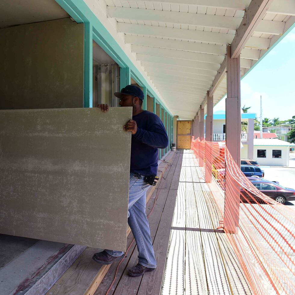 Las puertas de los vagones de carga fueron removidas para permitir la construcción de la fachada de las habitaciones.