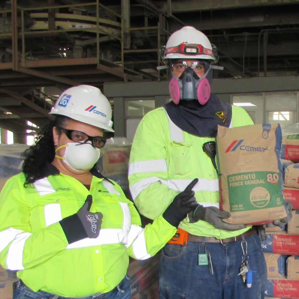 Los empleados de Cemex en Puerto Rico muestran el empaque conmemorativo. En la fotos desde la izq., Deirdre Bahamonde, enfermera ocupacional, Roberto Carlos Rodríguez, coordinador de mantenimiento cemento, Mauricio Cala, gerente de Operaciones de cemento y concreto, y Eddie Pérez, técnico de mantenimiento.