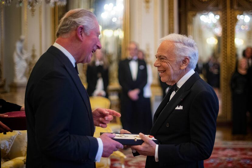 El príncipe de Gales entrega al diseñador Ralph Lauren la condecoración de Caballero Comandante de la Orden del Imperio Británico. (Foto: AP)