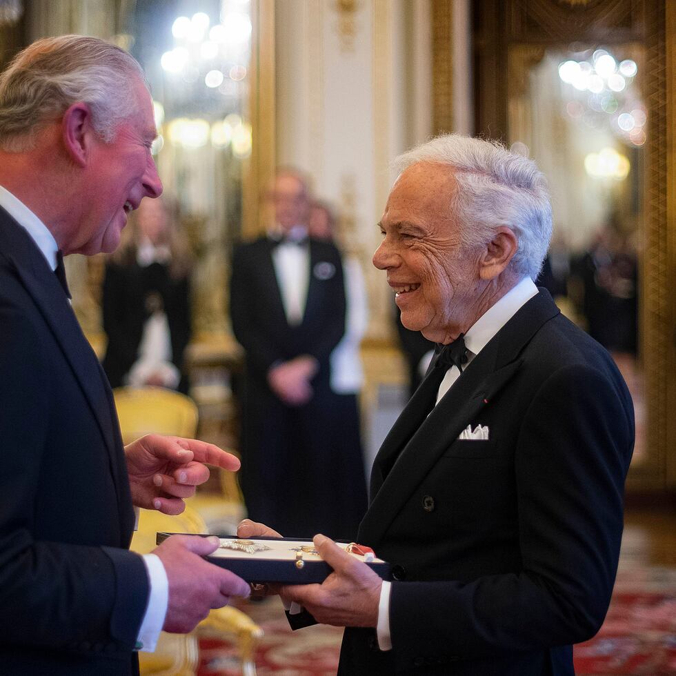 El príncipe de Gales entrega al diseñador Ralph Lauren la condecoración de Caballero Comandante de la Orden del Imperio Británico. (Foto: AP)