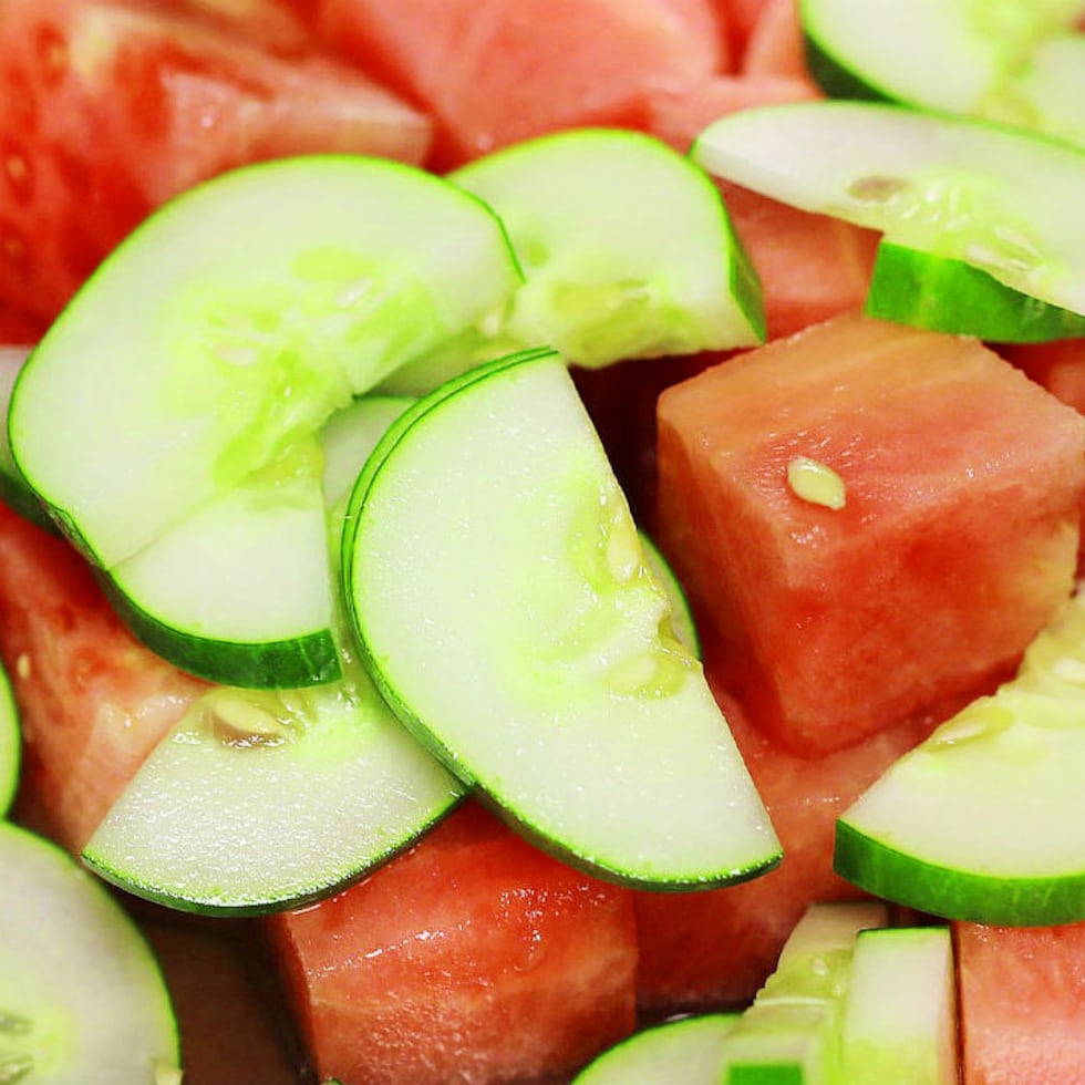 Aunque típicamente se le empareja en las ensaladas y comida salada, el pepinillo es una fruta, emparentado tanto con el melón como con las familias del chayote.  (Archivo)