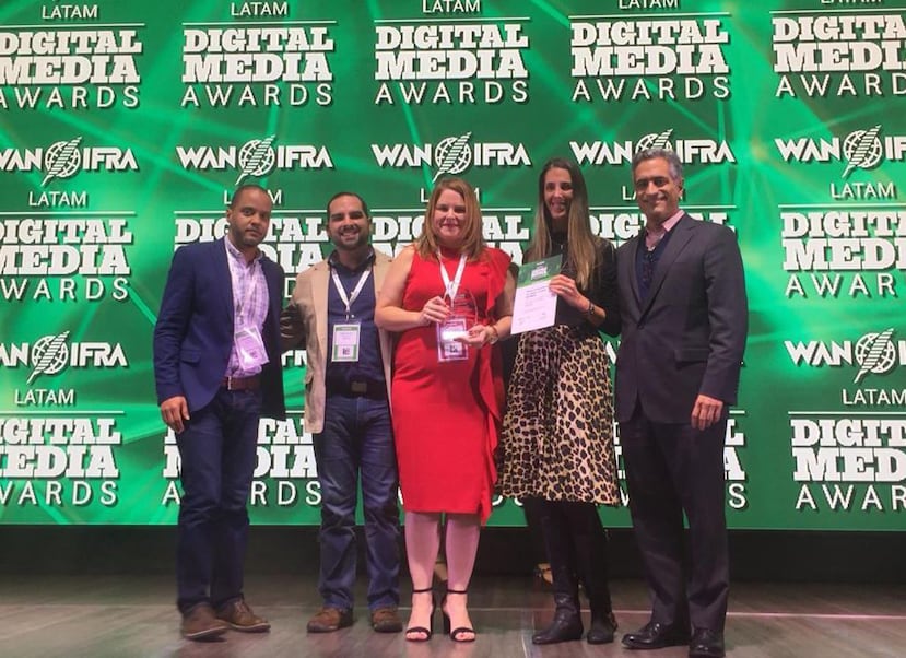 De izq a dcha, Gerald Martínez, Rafael Carrión, Milvia Archilla, Marisa Pujals y Luis Alberto Ferré Rangel, al recibir el premio de WAN IFRA.