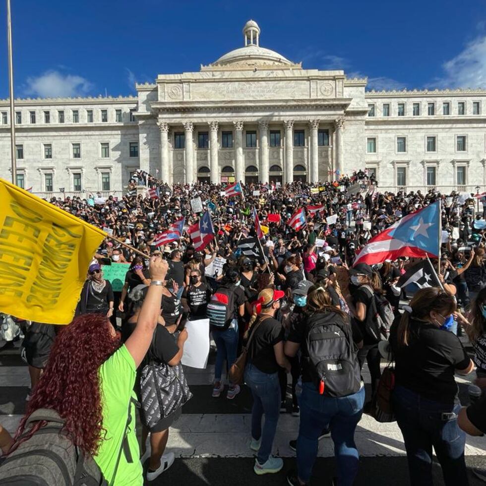 Vestidos con camisas negras, los educadores de diferentes escuelas del país marcharán hasta La Fortaleza a media mañana para llevar el reclamo ante el gobernador.