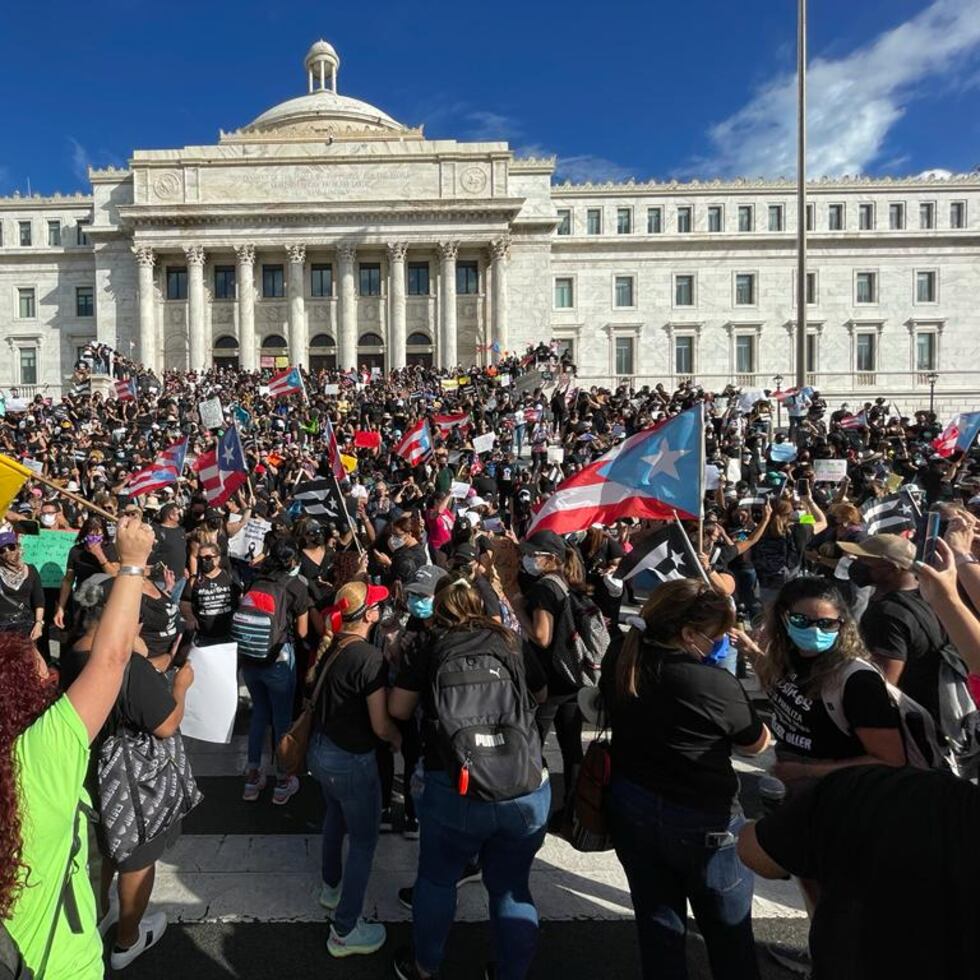 Vestidos con camisas negras, los educadores de diferentes escuelas del país marcharán hasta La Fortaleza a media mañana para llevar el reclamo ante el gobernador.