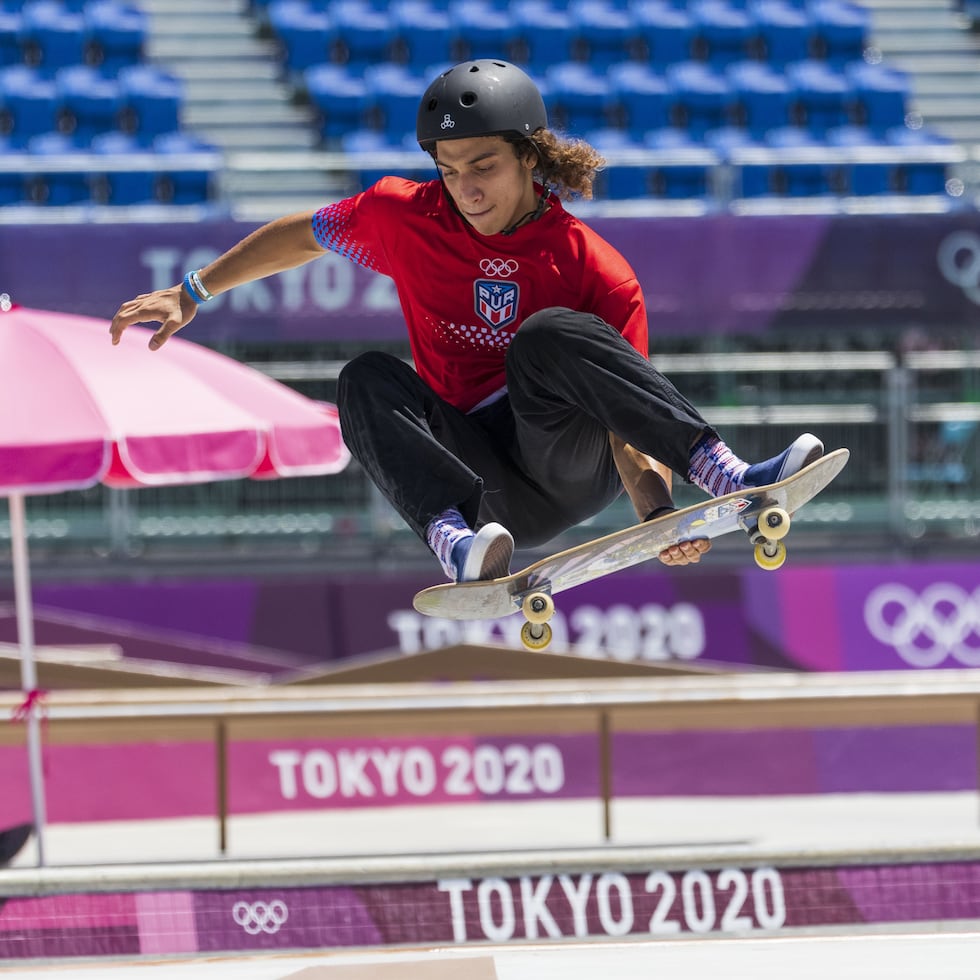 Steven Piñeiro se eleva para realizar uno de sus trucos en la competencia preliminar.