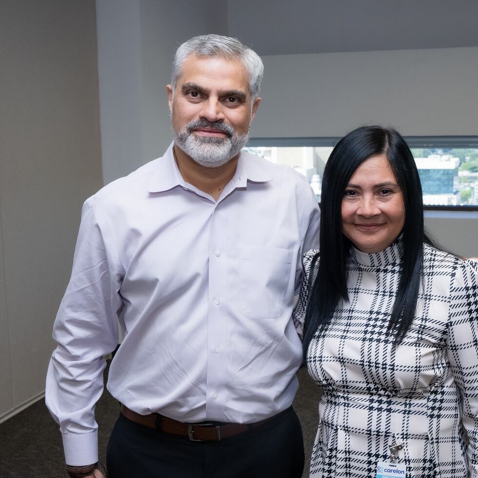 Rajat Puri, presidente de Carelon Global Solutions y Rosa Maldonado, country head de Carelon Global Solutions en Puerto Rico