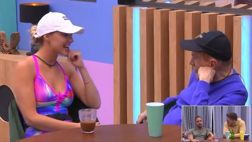 Madison Anderson, a la izquierda, conversa con Osmel Sousa durante el primer día completo dentro de "La casa de los famosos 3".