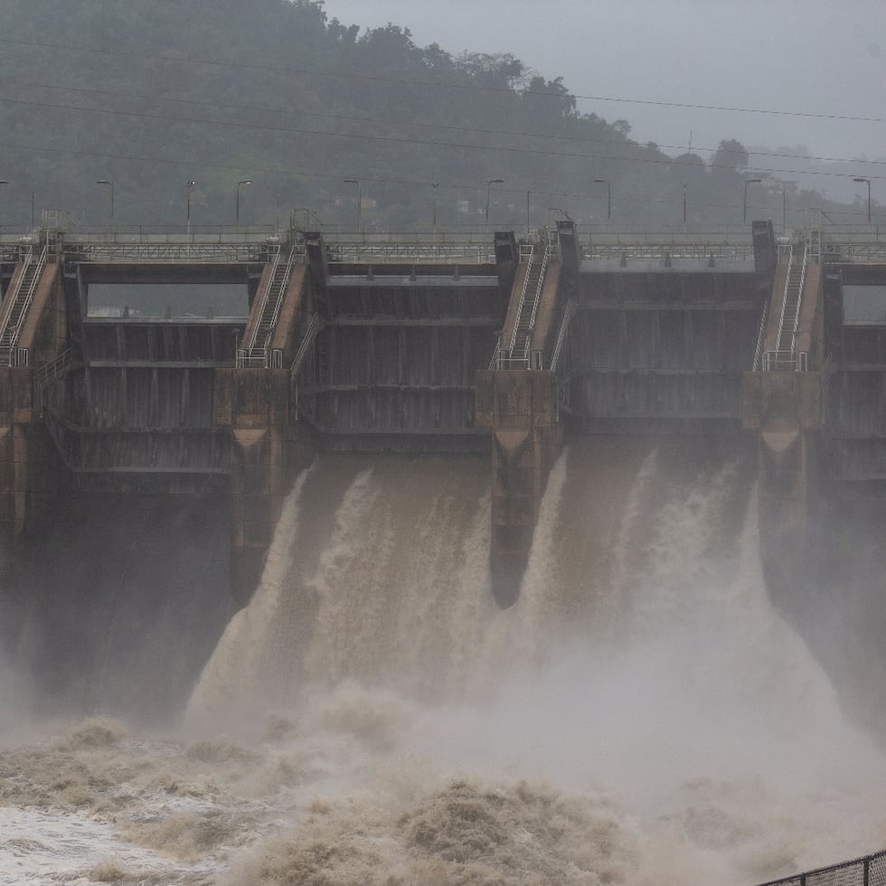 La AAA abrió una compuerta en el embalse Carraízo que ayer llegó a nivel de desborde a causa de las lluvias.