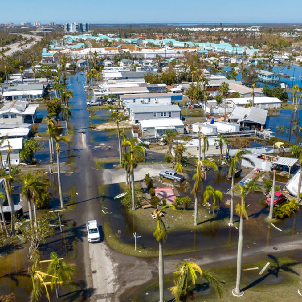 El agua inunda una zona residencial en Fort Myers, Florida, el 1 de octubre de 2022, tras el paso del huracán Ian por la zona.