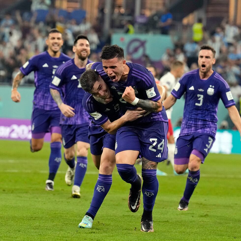 Julian Álvarez (izquierda, primer plano) recibe el saludo de su compañero Enzo Fernández tras anotar el primer gol de Argentina durante el partido contra Polonia por el Grupo C del Mundial, el miércoles 30 de noviembre de 2022.