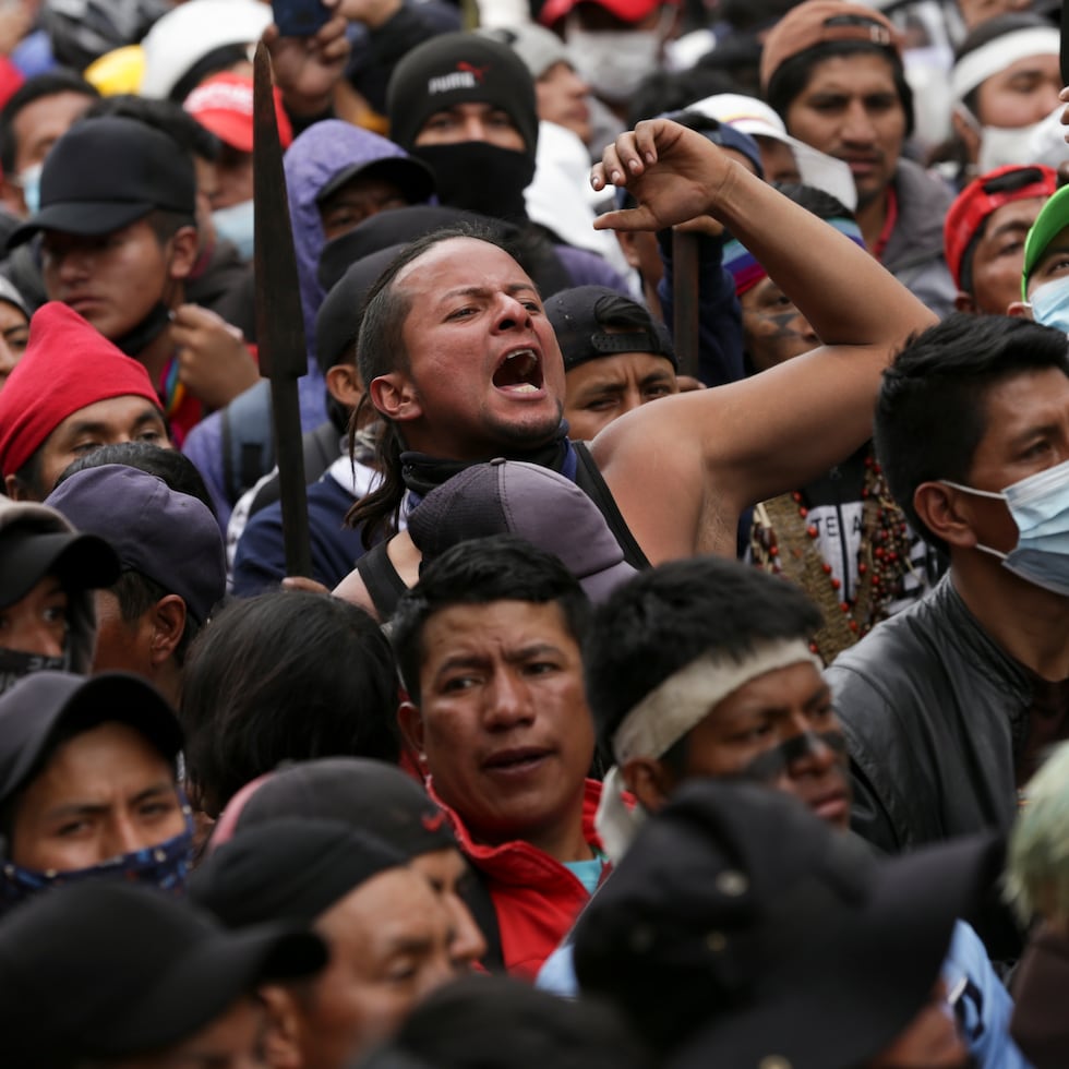 Los manifestantes marchan en el centro de Quito, Ecuador, el miércoles 22 de junio de 2022. Las protestas de los indígenas que exigen una variedad de cambios, incluida la reducción de los precios del combustible, han paralizado la capital de Ecuador y otras regiones. (Foto AP/Juan Diego Montenegro)