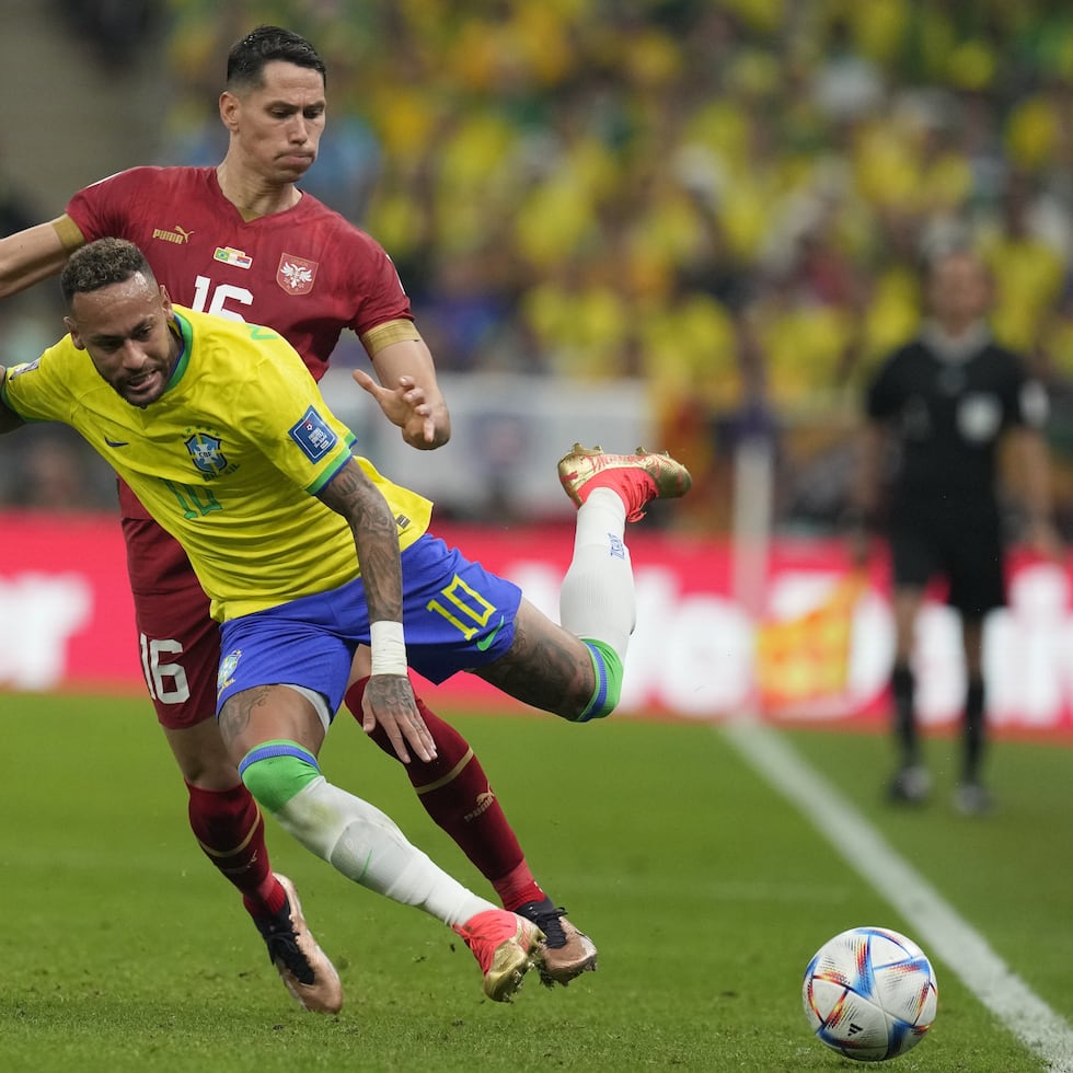 Neymar fue zarandeado toda la noche por los defensores serbios.