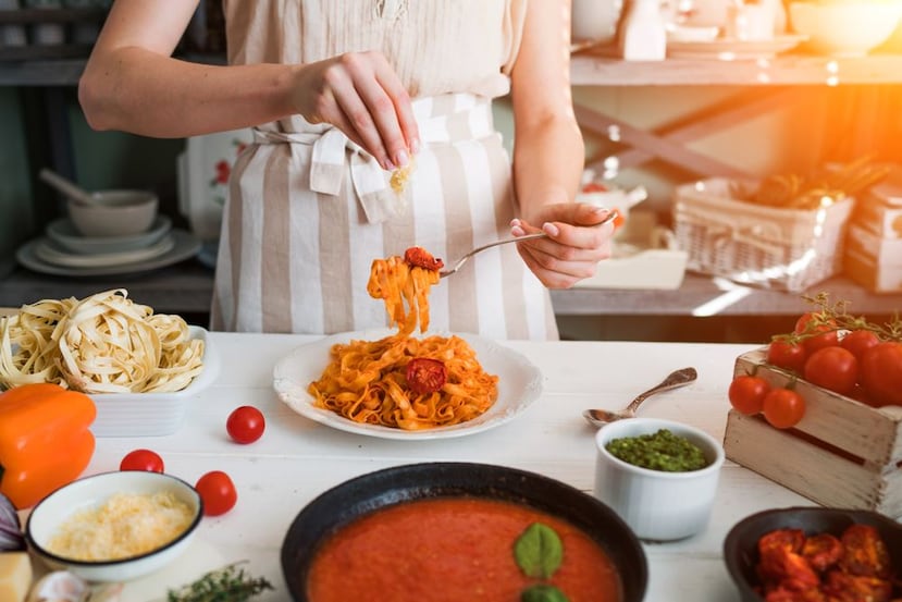 La mejor forma de refrescarse es con platos livianos y cuya preparación sea más fácil y no conlleve estar mucho tiempo en la cocina. (Shutterstock)