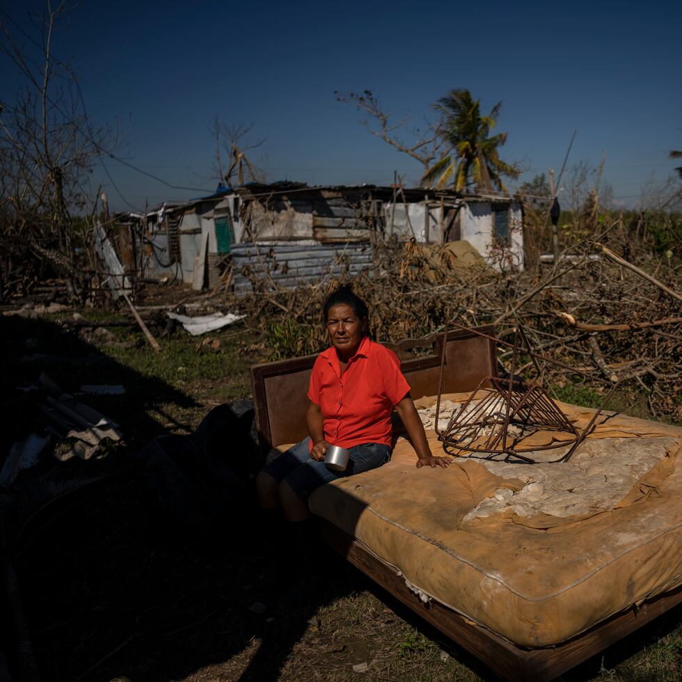 Mari Carmen Zambrano posa en su cama rota y mojada mientras la seca afuera de su casa que perdió el techo por el huracán Ian en La Coloma, en la provincia de Pinar del Río, Cuba.