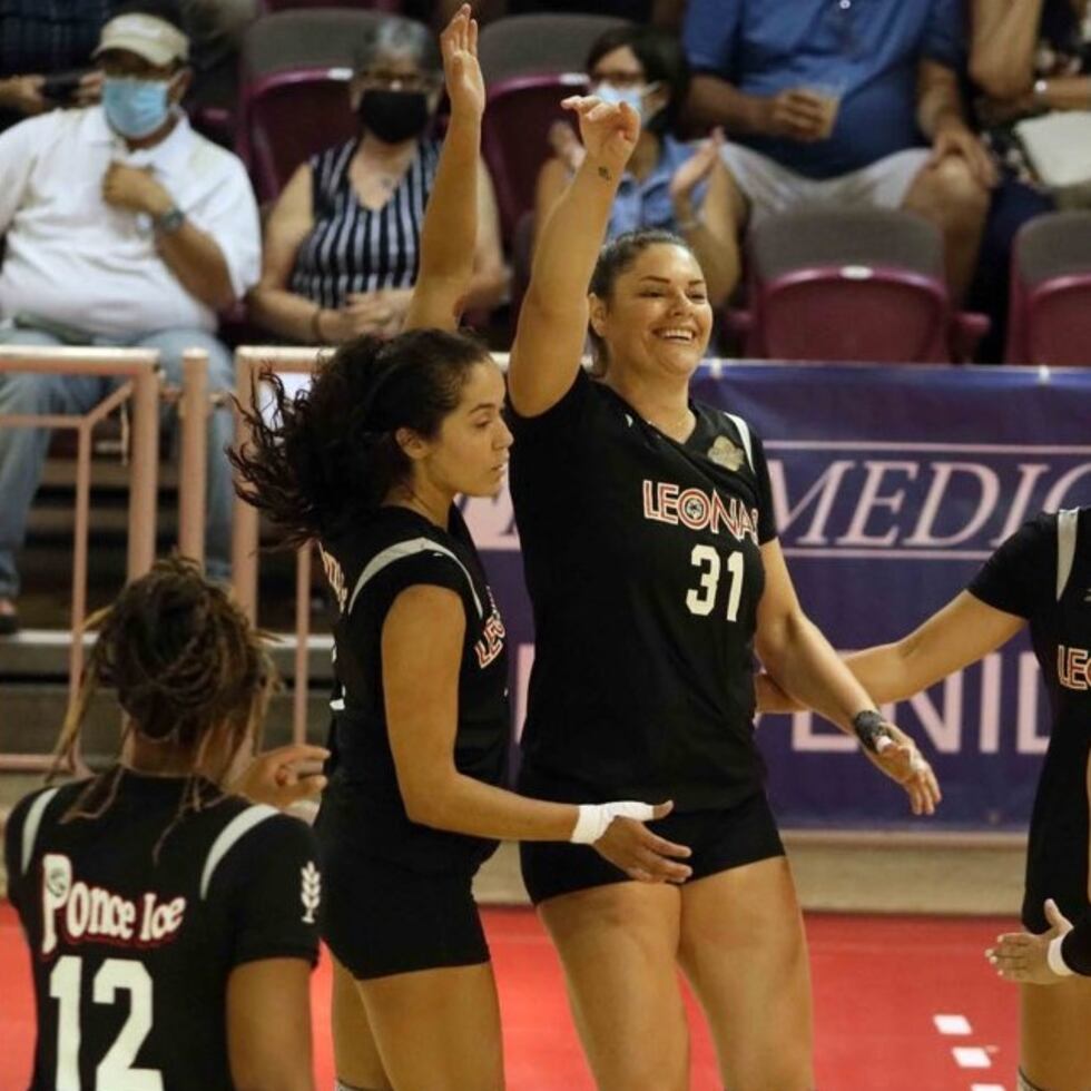 Shannon Torrgrosa y Raymarielis Santos celebran un punto de las Leonas.