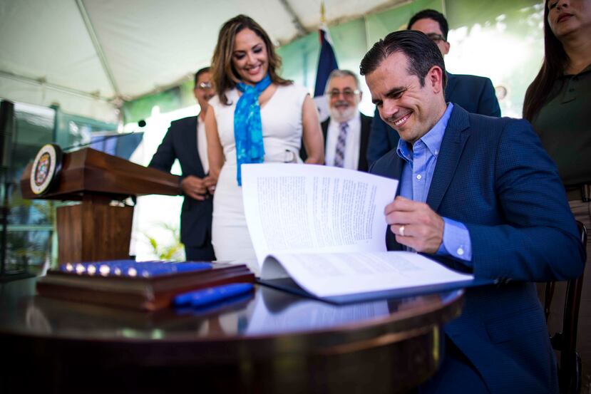 Ricardo Rosselló durante la firma de la nueva ley.