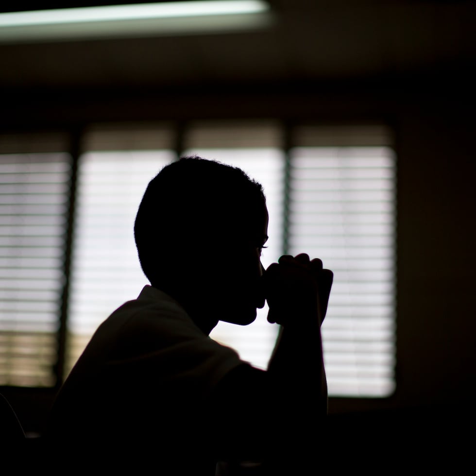 Estudiante en un salón de clases.