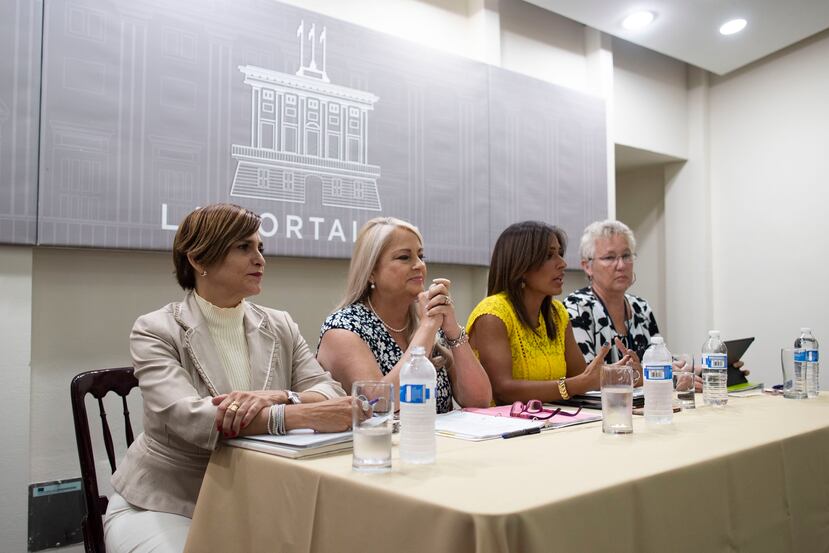 La gobernadora Wanda Vázquez, junto a la secretaria de la Gobernación, Zoé Laboy, y la procuradora de las Mujeres, Lersy Boria. (GFR Media)