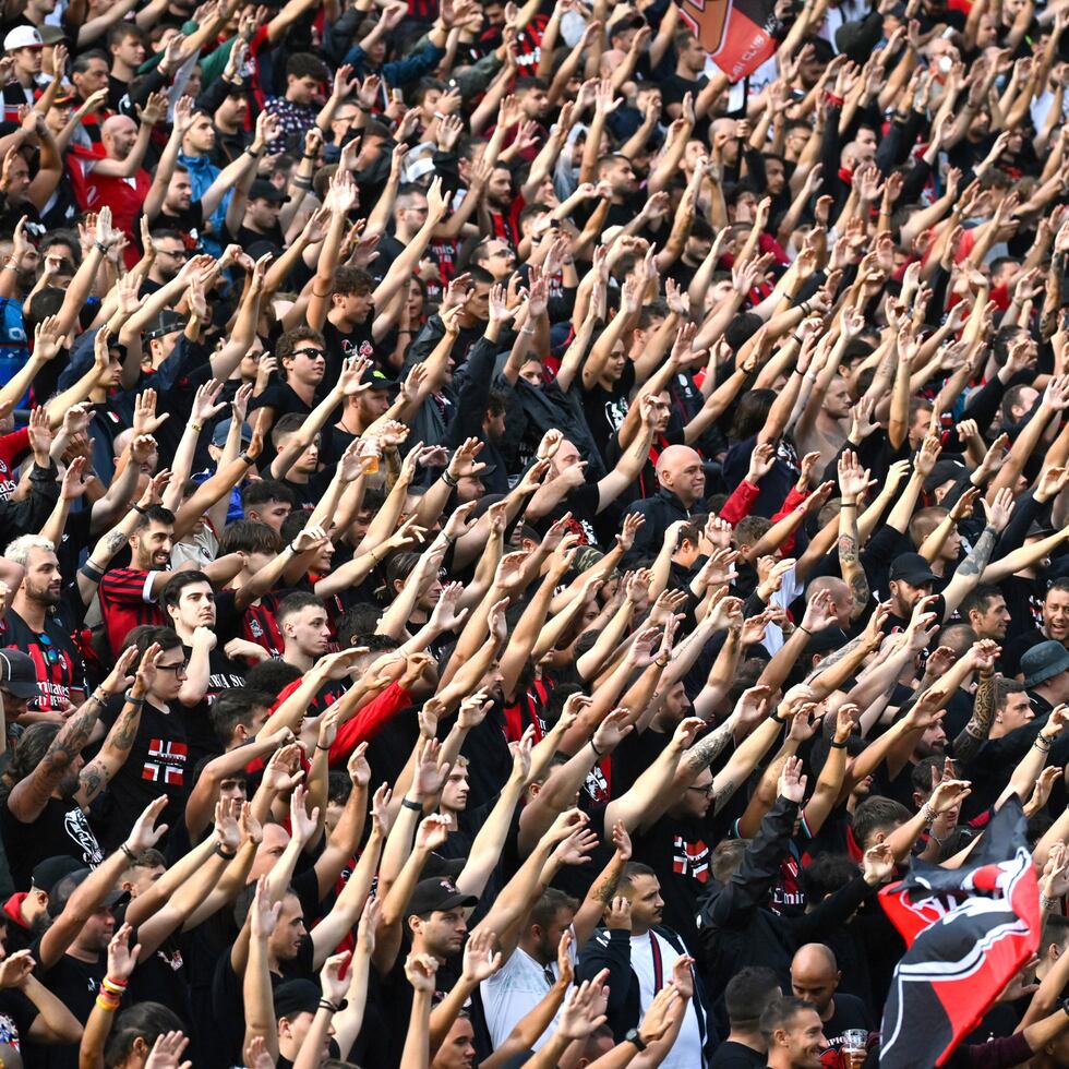 Fanáticos del AC Milán vitorean durante un partido de la liga Serie A ante el club Sassuolo en el Mapei Stadium, en Reggio Emilia, Italia esta semana.