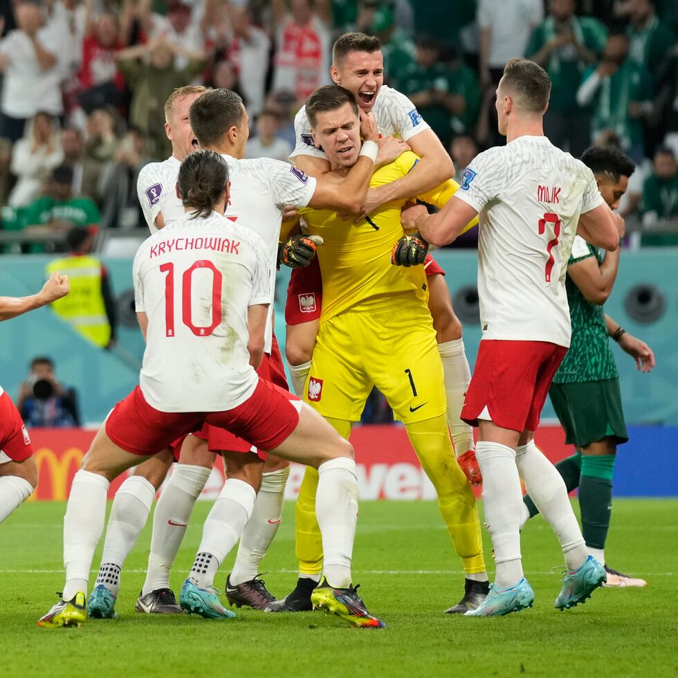 El arquero polaco Wojciech Szczesny (centro derecha) festeja tras tapar un penal ante Arabia Saudí en el partido por el Grupo C del Mundial en Rayán, Catar.