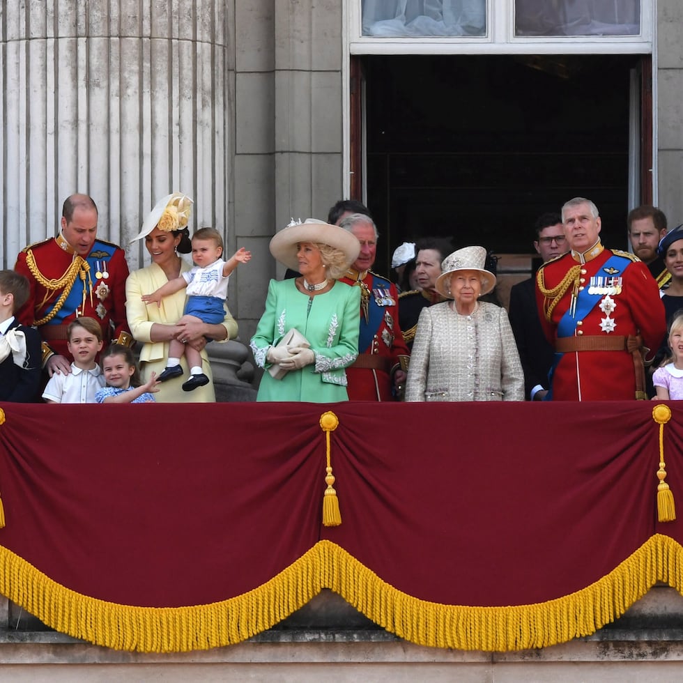 Los miembros de la familia real britanica, encabezados por la reina Elizabeth II, así como miembros del gobierno se unieron a la iniciativa popular “Aplaude a los cuidadores”. (Foto: Archivo)