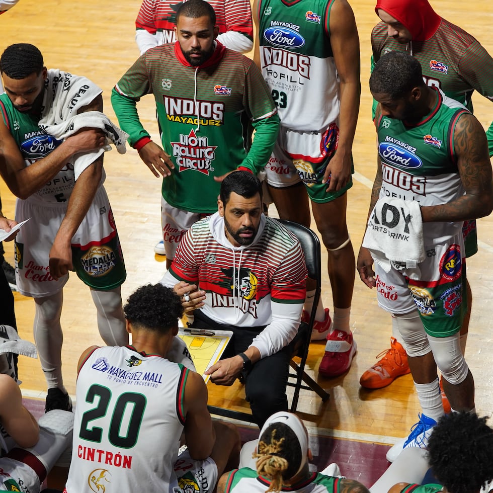 Christian Dalmau da instrucciones como dirigente de los Indios durante un receso en un partido del BSN.  

(Crédito AG Artists)