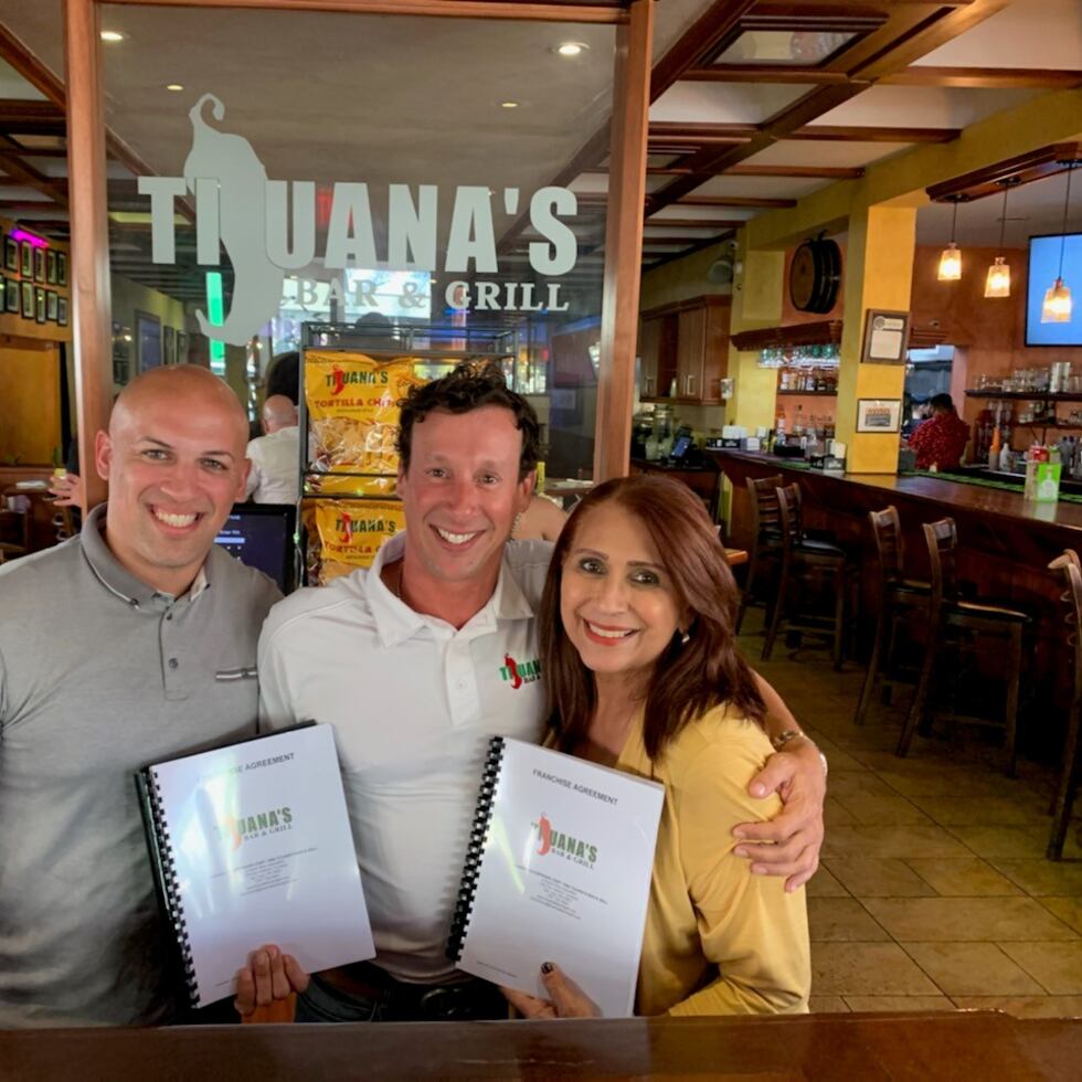 Josué López y Rosayda Rodríguez, dueños operadores de Tijuana’s de Fajardo, junto a Alex Gómez, al centro, fundador de la franquicia.