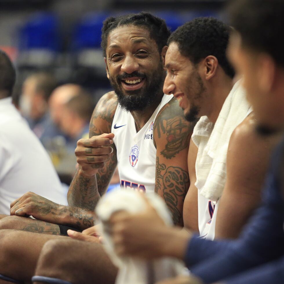 Renaldo Balkman sonríe junto a Kevin Young en la banca de los Mets de Guaynabo. El canastero de está de vuelta en el BSN luego de cinco años de ausencia.