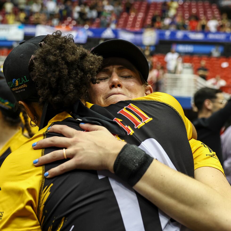 Tori Dilfer se abraza con la central Ronika Stone.