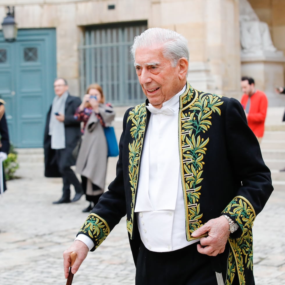 Mario Vargas Llosa después de su ceremonia de admisión en la Academia Francesa en París este jueves.