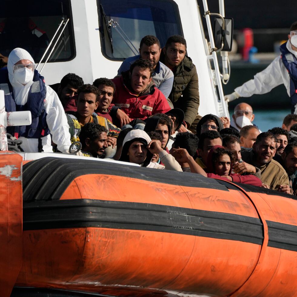 Migrantes y refugiados llegan al puerto de Roccella Jonica, en la región de Calabria, Italia.