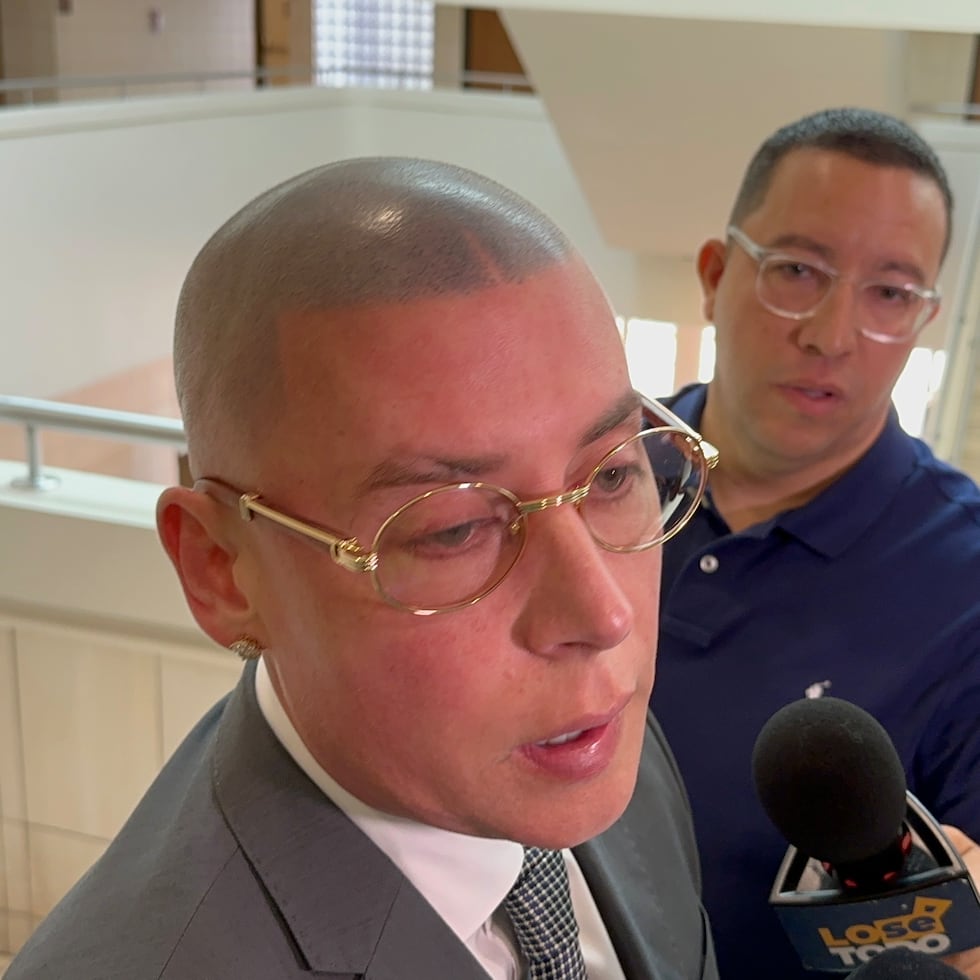 El reguetonero Cosculluela al salir de sala tras posponerse la vista de sentencia en su contra, en el Tribunal de Humacao.