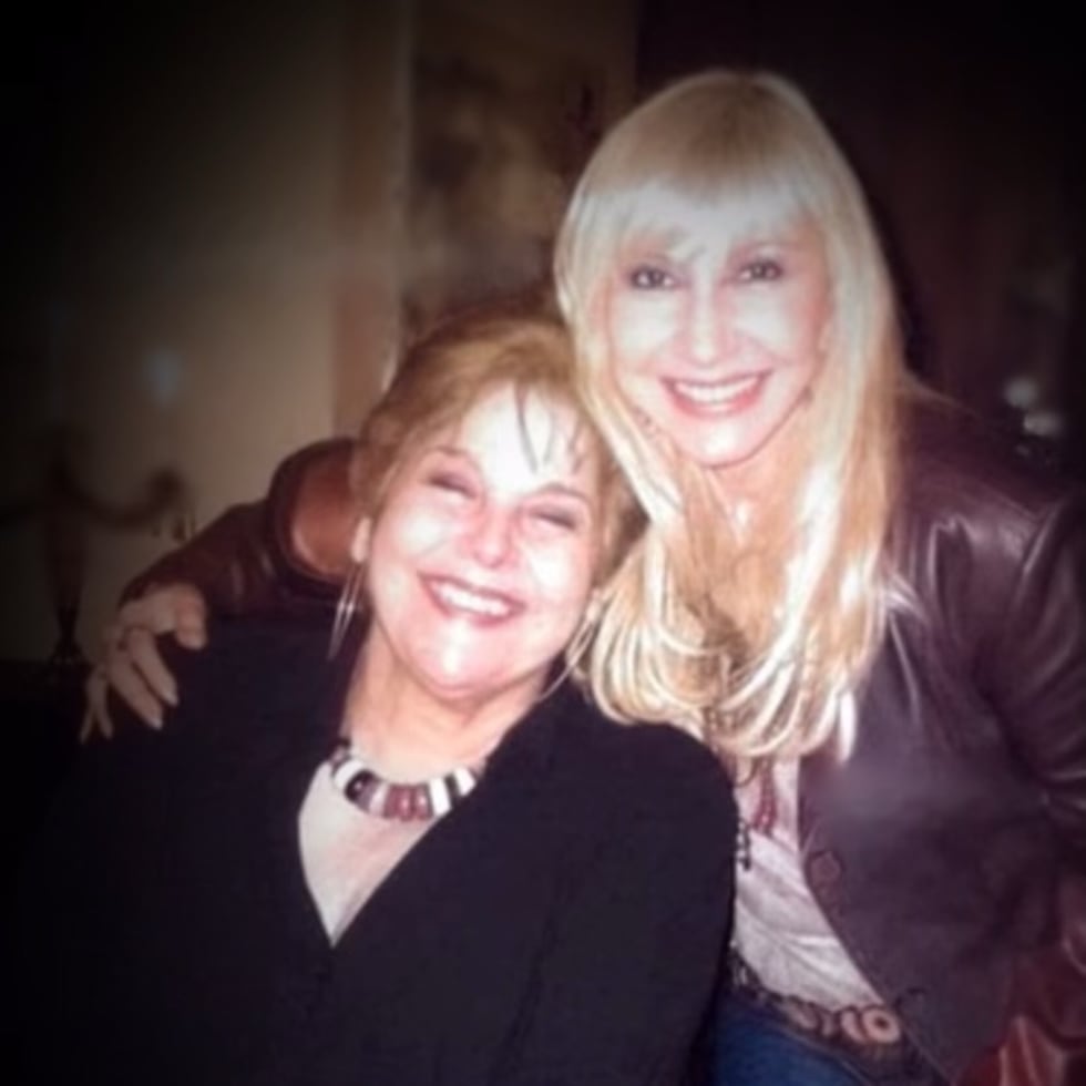 Foto suministrada por Lissette Álvarez, con su querida amiga, Sandra Zaiter.