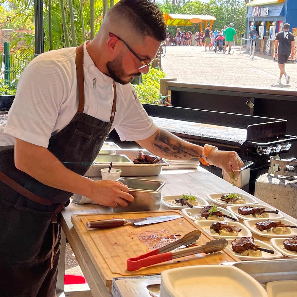 El chef Jomar Ríos mientras prepra la comida que se ofrecerá en el Festival Viva la música.