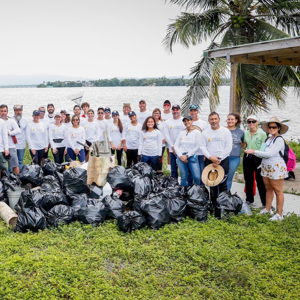 Más de 40 personas participaron en la limpieza.