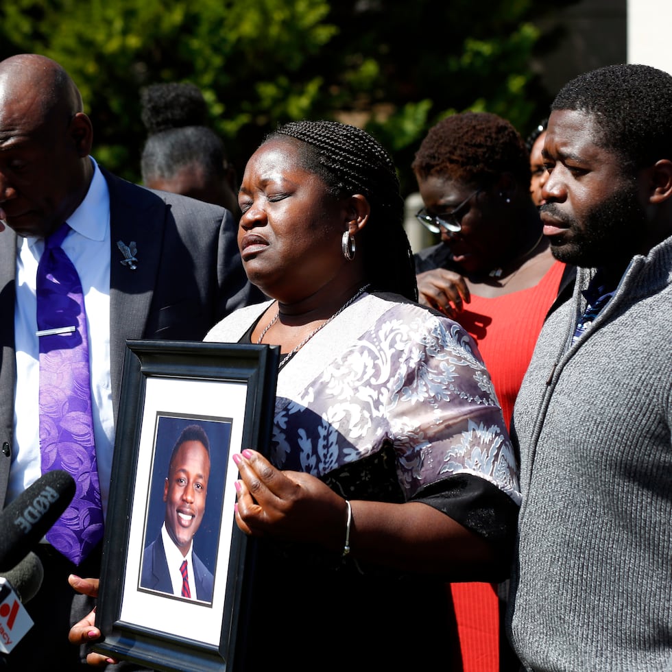 Caroline Ouko, madre de Irvo Otieno, muestra un retrato de su hijo acompañada del abogado Ben Crump, a la izquierda, su hijo mayor, Leon Ochieng, y el abogado Mark Krudys.