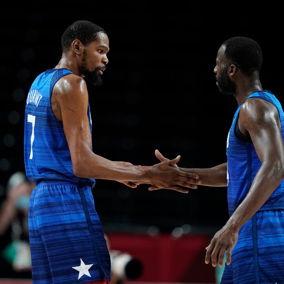 Kevin Durant celebra con Draymond Green después del triunfo de Estados Unidos en el juego de cuartos de final ante España.