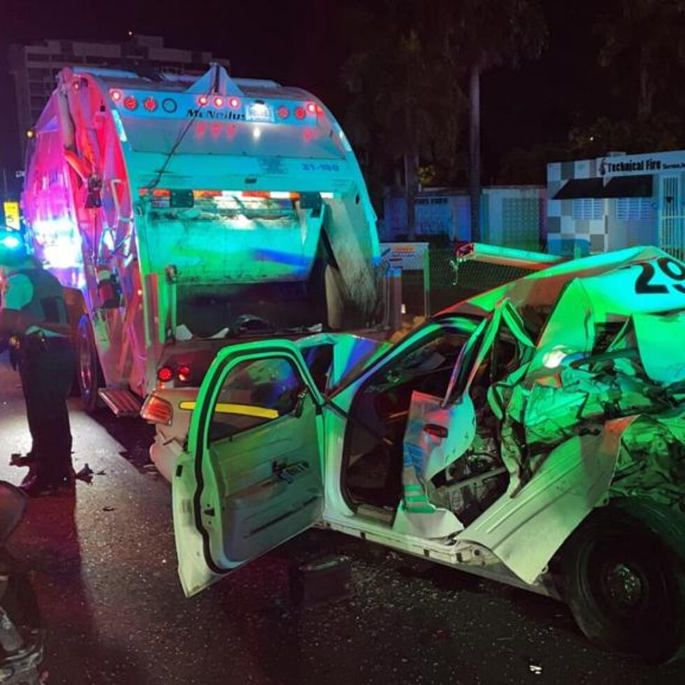 La Patrulla de la Policía Municipal de Guaynabo fue impactada en la avenida Martínez Nadal.