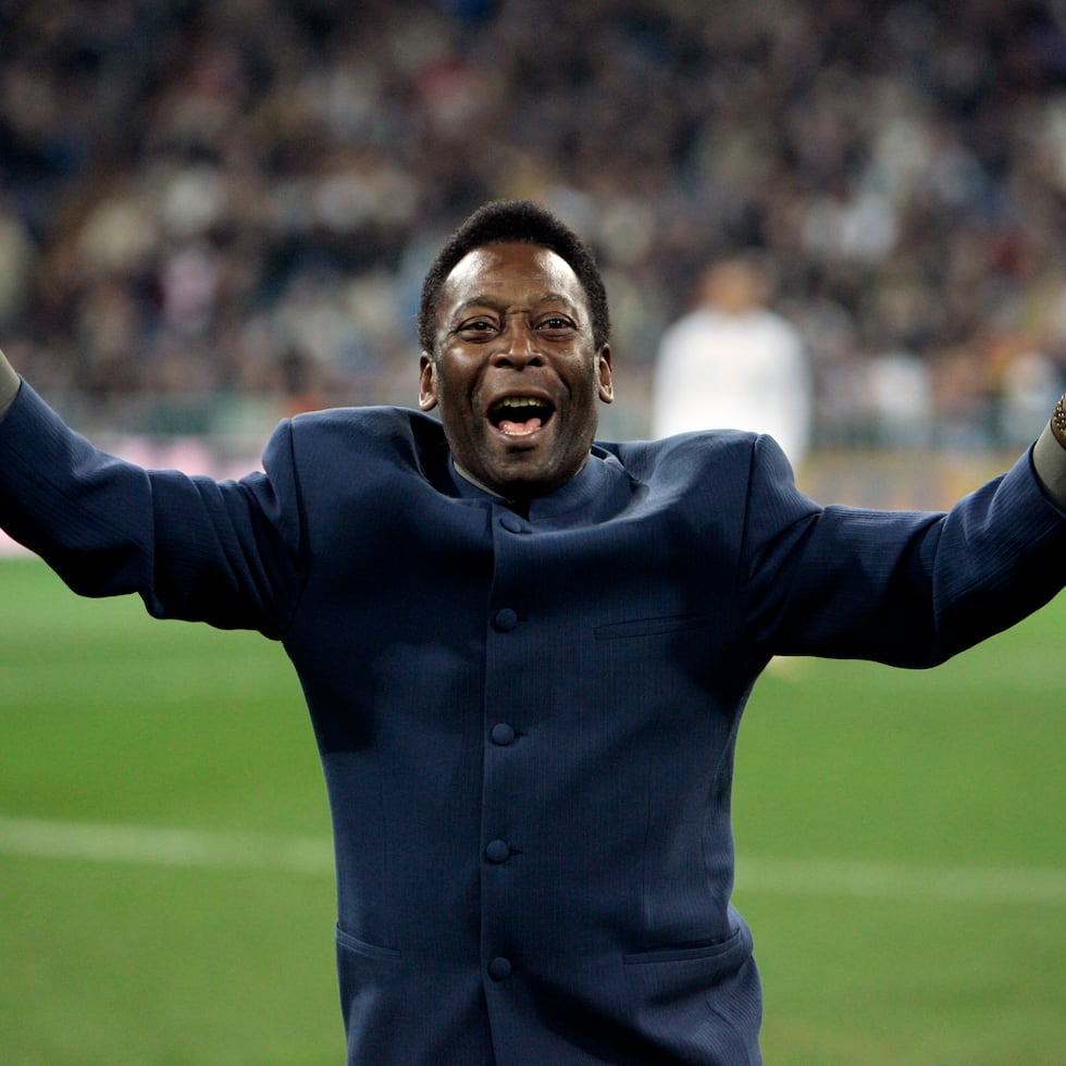 Pelé saluda al público antes de un partido de La Liga española en el Estadio Santiago Bernabéu de Madrid, el 16 de enero de 2005.