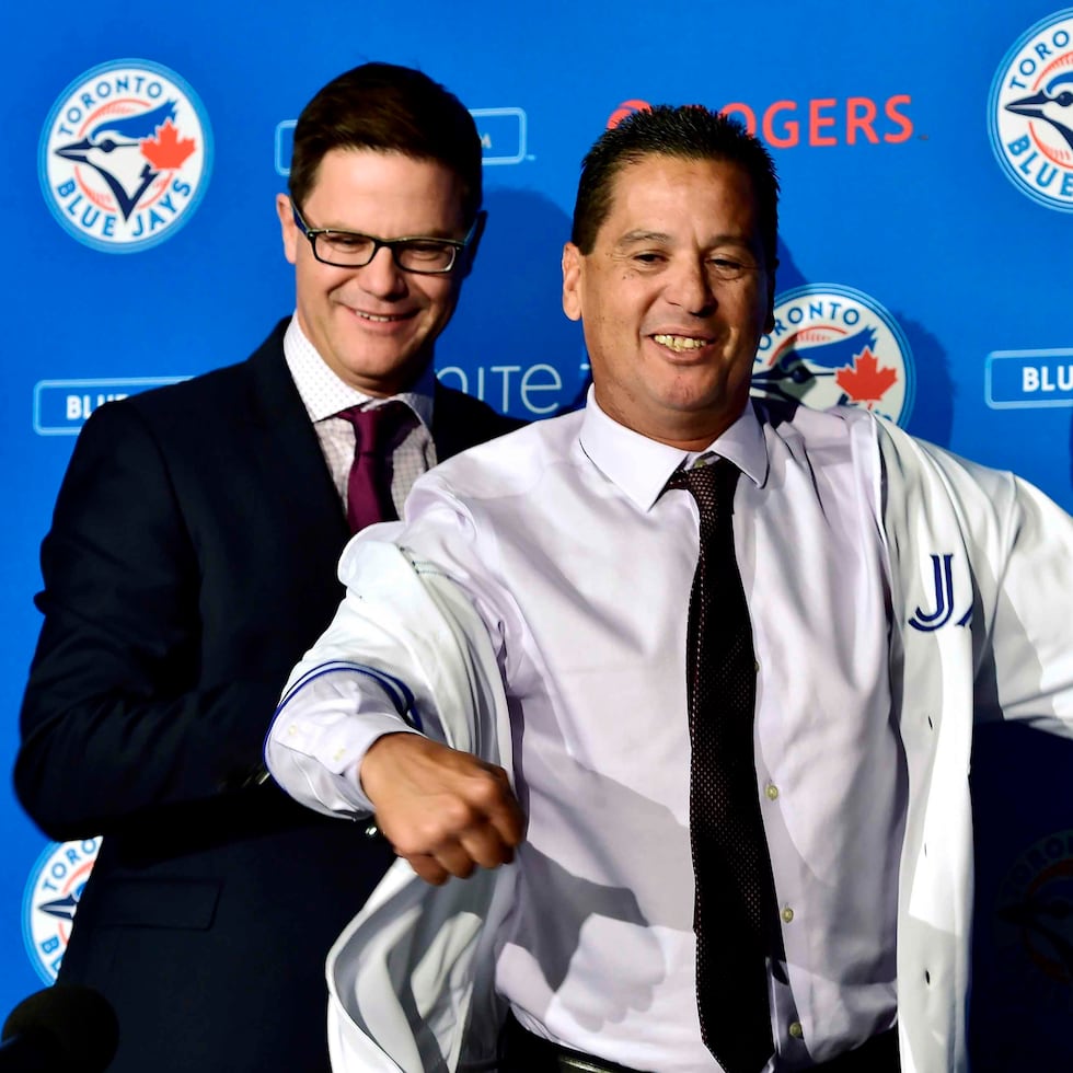 El gerente general de los Blue Jays, Ross Atkins, junto a Charlie Montoyo cuando el boricua fue anunciado como el nuevo mánager de la  novena.