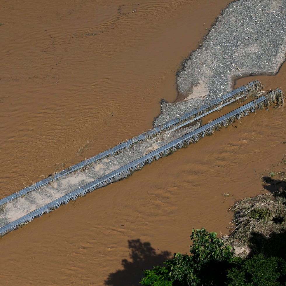 Un puente provisional fue arrastrado por el Río Grande de Arecibo en la PR-627 de Arecibo.